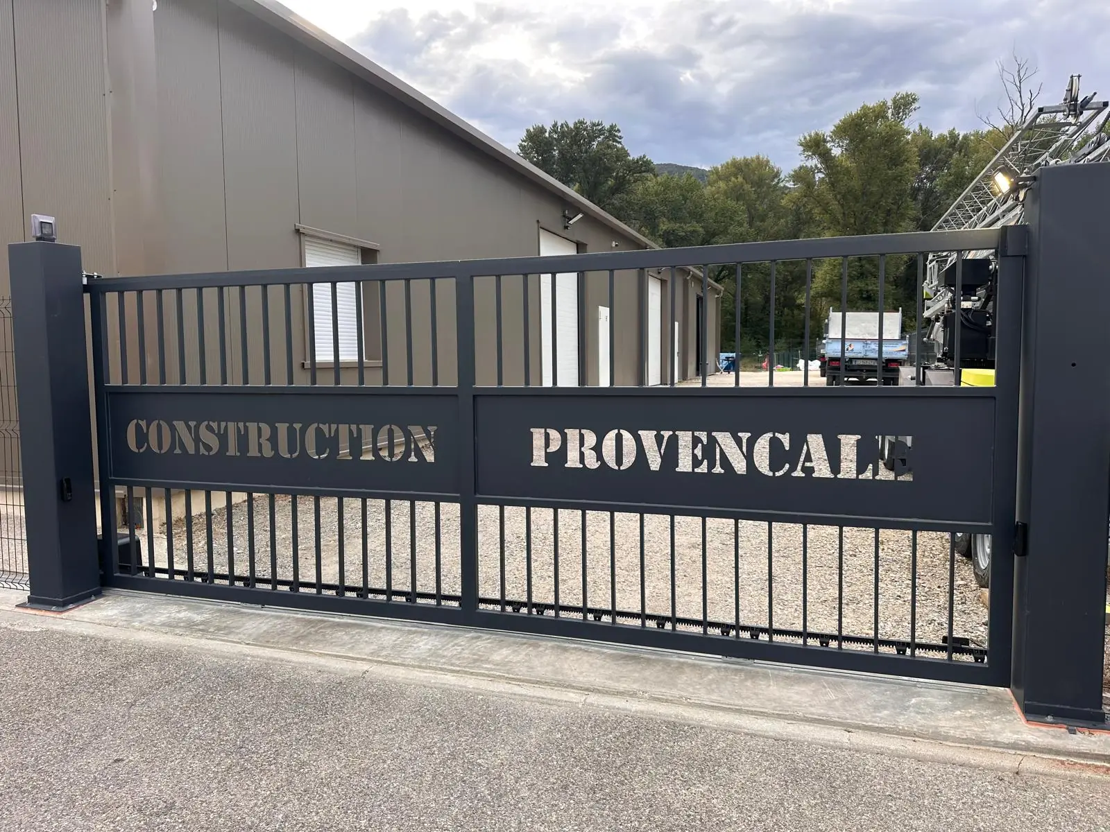 Le portail du dépôt de Construction Provençale