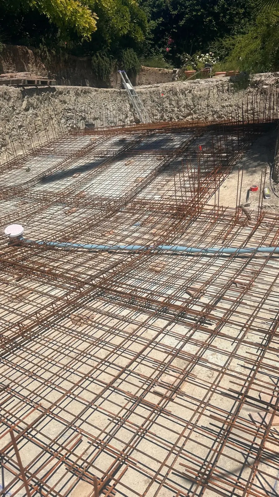 Radier ferraillé en double nappe au fond d’une fouille, avant le béton